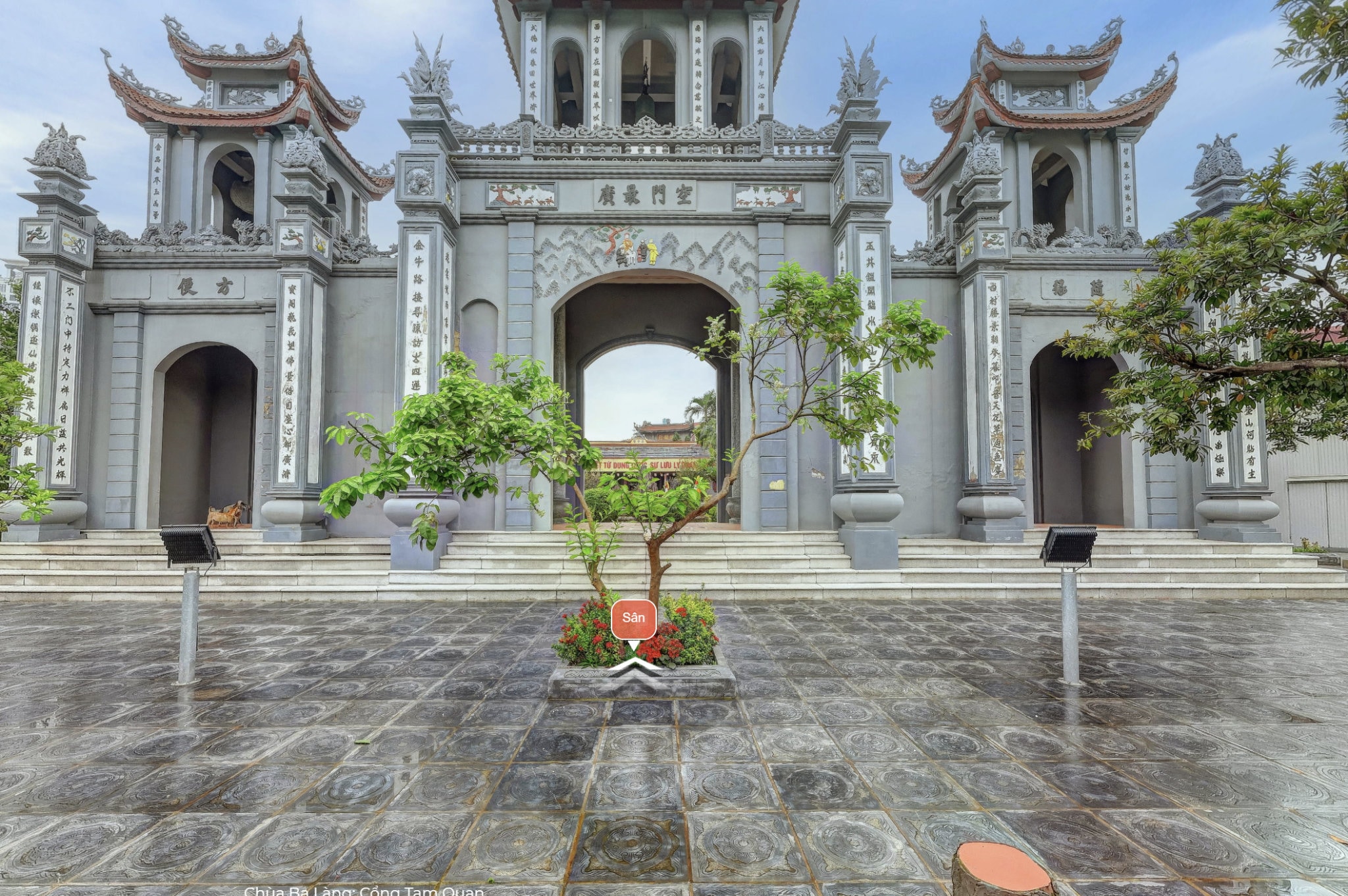 Không gian bên trong chùa Tứ Liên mang vẻ cổ kính, thanh tịnh
